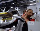 Και όμως ο Adrien Brody έπιασε δουλειά στο εργοστάσιο της Porsche (video)