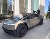 Tesla Cybertruck με πολυβόλο για τον πόλεμο στην Ουκρανία