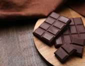 Σοκολάτα υγείας vs γάλακτος: Τα οφέλη, ποια να προτιμήσουμε και πόσο συχνά μπορούμε να τρώμε