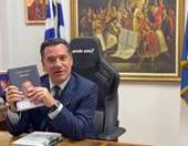 Ο Αδ. Γεωργιάδης παρέλαβε το βιβλίο του Αλ. Τσίπρα και απαντά με βίντεο: "Η ιστορία σε μαθαίνει να διαλέγεις καλούς συνεργάτες"