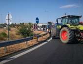 Στήθηκε το πρώτο αγροτικό μπλόκο στη Θεσσαλονίκη - Εξετάζεται το ενδεχόμενο αποκλεισμού της Εθνικής Οδού