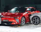 Τι συμβαίνει σε ένα τριπλό crash test ηλεκτρικών αυτοκινήτων (video)