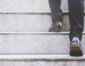 Μην μετράτε βήματα… αλλά σκαλοπάτια. Πώς η απλή αυτή καθημερινή άσκηση μπορεί να μας προσθέσει χρόνια