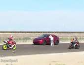 Απίστευτο περιστατικό: Οδηγός Tesla μπήκε ανάποδα σε πίστα αγώνων για να φορτίσει