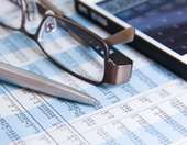 Στο συρτάρι και το 2026 οι αυξήσεις εισφορών βάσει δείκτη μισθών – Τι σημαίνει για τις νέες συντάξεις