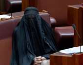 Αυστραλία: Η ακροδεξιά Πολίν Χάνσον αποβλήθηκε από τη Γερουσία μετά την απόφαση να εμφανιστεί με μπούρκα