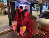 Φοιτητές ΑΕΙ με την "ΑΠΟΣΤΟΛΗ" και "ΝΕΟΤΗΤΑ" της Ιεράς Αρχιεπισκοπής Αθηνών μοιράζουν δέματα αγάπης σε αστέγους