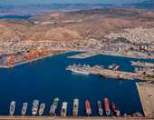 Πλήγμα στον Πειραιά από τις επιθέσεις των ανταρτών Χούθι στα εμπορικά πλοία