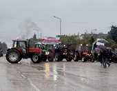 Αγρότες: Συγκρούσεις και δακρυγόνα στα "Πράσινα Φανάρια" - "Δεν μπορεί να γίνει διάλογος με επεισόδια", λέει η κυβέρνηση