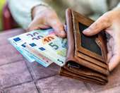 Αυξημένες κατά 5,4% οι δαπάνες κοινωνικής προστασίας το 2023, κυρίως λόγω συντάξεων - Έντονη μείωση για οικογένεια και στέγαση