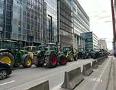 Τρακτέρ έξω από το Ευρωκοινοβούλιο: Συγκρούσεις διαδηλωτών αγροτών με την αστυνομία στο κέντρο των Βρυξελλών