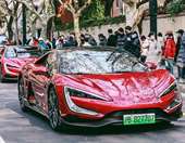 Οδηγός του Yangwang U9 πήρε κλήση γιατί "χόρευε" στη μέση του δρόμου (video)