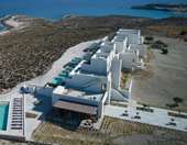 Τι λέει η V Tourism για την επέκταση του ξενοδοχείου Domes White Coast Milos στον Μύτακα Μήλου