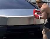 Δείτε τον Jake Paul να ανατινάζει ένα Cybertruck με μια γροθιά (video)