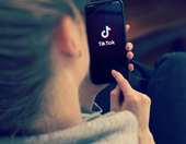 Πιο κοντά από ποτέ στην απαγόρευση του TikTok οι ΗΠΑ