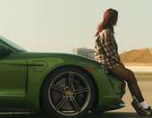 H Dua Lipa τα κάνει όλα με μια νέα Porsche Macan (video)