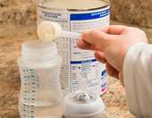 Γαλλία: Οι αρχές ερευνούν τη σύνδεση μεταξύ των θανάτων δύο βρεφών και της κατανάλωσης προϊόντων βρεφικού γάλακτος