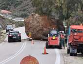 Χίος: Τεράστιος βράχος έπεσε στην εθνική οδό λόγω της έντονης βροχόπτωσης