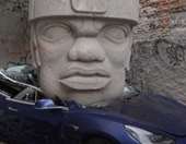 Καλλιτέχνης διέλυσε Tesla Model 3 με πέτρινο κεφάλι (εικόνες, video)