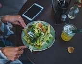 Τι να τρώμε για να κρατήσουμε τη μνήμη μας ζωντανή μετά τα πενήντα, σύμφωνα με μελέτες