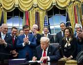 Εννέα από τις μεγαλύτερες παγκόσμιες φαρμακοβιομηχανίες υπέγραψαν συμφωνίες μείωσης των τιμών με τον Τραμπ για να αποφύγουν τους δασμούς