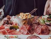 Ακόμα και μικρές ποσότητες επεξεργασμένου κρέατος αυξάνουν τον κίνδυνο καρκίνου του παχέος εντέρου