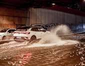 Νεκρή γυναίκα στην Άνω Γλυφάδα - Παρασύρθηκε από τα νερά και εγκλωβίστηκε κάτω από αυτοκίνητο