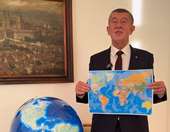 Τσεχία: Viral στο διαδίκτυο ο πρωθυπουργός Μπάμπις αφού αγόρασε μια υδρόγειο για να δει πού βρίσκεται η Γροιλανδία