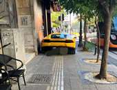 Lamborghini πάρκαρε και έκλεισε ολόκληρο πεζοδρόμιο στον Πειραιά