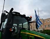 Στην Αθήνα οι αγρότες: Έφτασαν στο Σύνταγμα τα τρακτέρ - Κλειστή η Αμαλίας και η Πανεπιστημίου