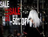 Εκπτώσεις: Οι χαμηλές πτήσεις, η ακρίβεια και η μείωση διαθέσιμου εισοδήματος