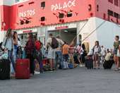 Αδειάζουν Αθήνα, Θεσσαλονίκη - Κορυφώνεται η έξοδος των αδειούχων προς νησιά και επαρχία