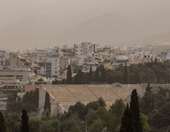 Σε κλοιό αφρικανικής σκόνης η Αττική - Πτώσεις δέντρων λόγω των θυελλωδών ανέμων