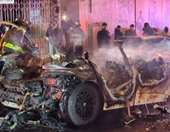 Οργισμένο πλήθος έβαλε φωτιά σε αυτόνομη Jaguar (video)