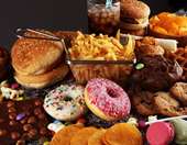 Ποιες είναι οι 8 βλαβερές συνήθειες που μας γερνάνε πιο γρήγορα