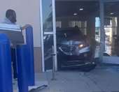 Οδηγός εισέβαλε σε κατάστημα με το αυτοκίνητο γιατί δεν τον εξυπηρέτησαν- 8 τραυματίες