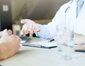 Ένας ογκολόγος απαριθμεί τέσσερα απρόσμενα συμπτώματα καρκίνου που πρέπει να γνωρίζουμε