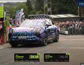 H ηλεκτρική Porsche Cayenne έκανε το πρώτο ρεκόρ πριν βγει στην παραγωγή (video)