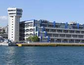 Το υπουργείο Ναυτιλίας εγκαταλείπει τη στάση αναμονής και περνά στην ευθεία εφαρμογή του νόμου με σαφή πολιτικά μηνύματα προς τα συνδικάτα