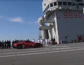 Δείτε τη Ferrari SF90 να κάνει ρεκόρ ταχύτητας πάνω σε αεροπλανοφόρο