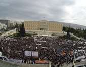 Αποχωρούν αγρότες και τρακτέρ από το Σύνταγμα