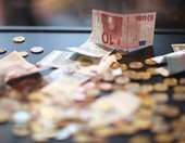 IOBE: Στην κατιούσα καταναλωτική εμπιστοσύνη και αποταμίευση - Το 60% των πολιτών "μόλις τα βγάζει πέρα"