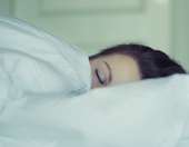 Γιατί η έλλειψη ύπνου μάς κάνει λιγότερο χαρούμενους