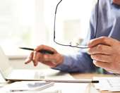 Πώς θα υπολογιστούν οι νέες συντάξεις - Τα ποσά ανάλογα με τα έτη ασφάλισης και τις αποδοχές (πίνακες)