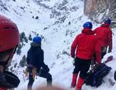 Ταΰγετος: Ολοκληρώθηκε η επιχείρηση διάσωσης των ορειβατών – Μεταφέρονται στο νοσοκομείο οι 4 τραυματίες