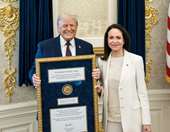 Ο Τραμπ παρέλαβε το Νόμπελ Ειρήνης από τη Ματσάδο - "Τι υπέροχη χειρονομία αμοιβαίου σεβασμού"