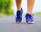 Γιατί πρέπει να περπατάμε μετά το φαγητό - Τα οφέλη για την υγεία από έναν δεκάλεπτο περίπατο