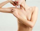 Αθ. Εξαδάκτυλος: Οι γυναίκες με ενθέματα έχουν 20% λιγότερες πιθανότητες να παρουσιάσουν καρκίνο μαστού