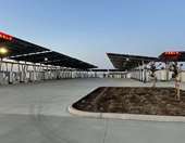 Το μεγαλύτερο πάρκο φόρτισης της Tesla δεν είναι συνδεδεμένο στο δίκτυο ρεύματος