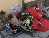 Θεσσαλονίκη: Λουλούδια και κεριά στο Προξενείο της Ρωσίας για τα θύματα της τρομοκρατικής επίθεσης